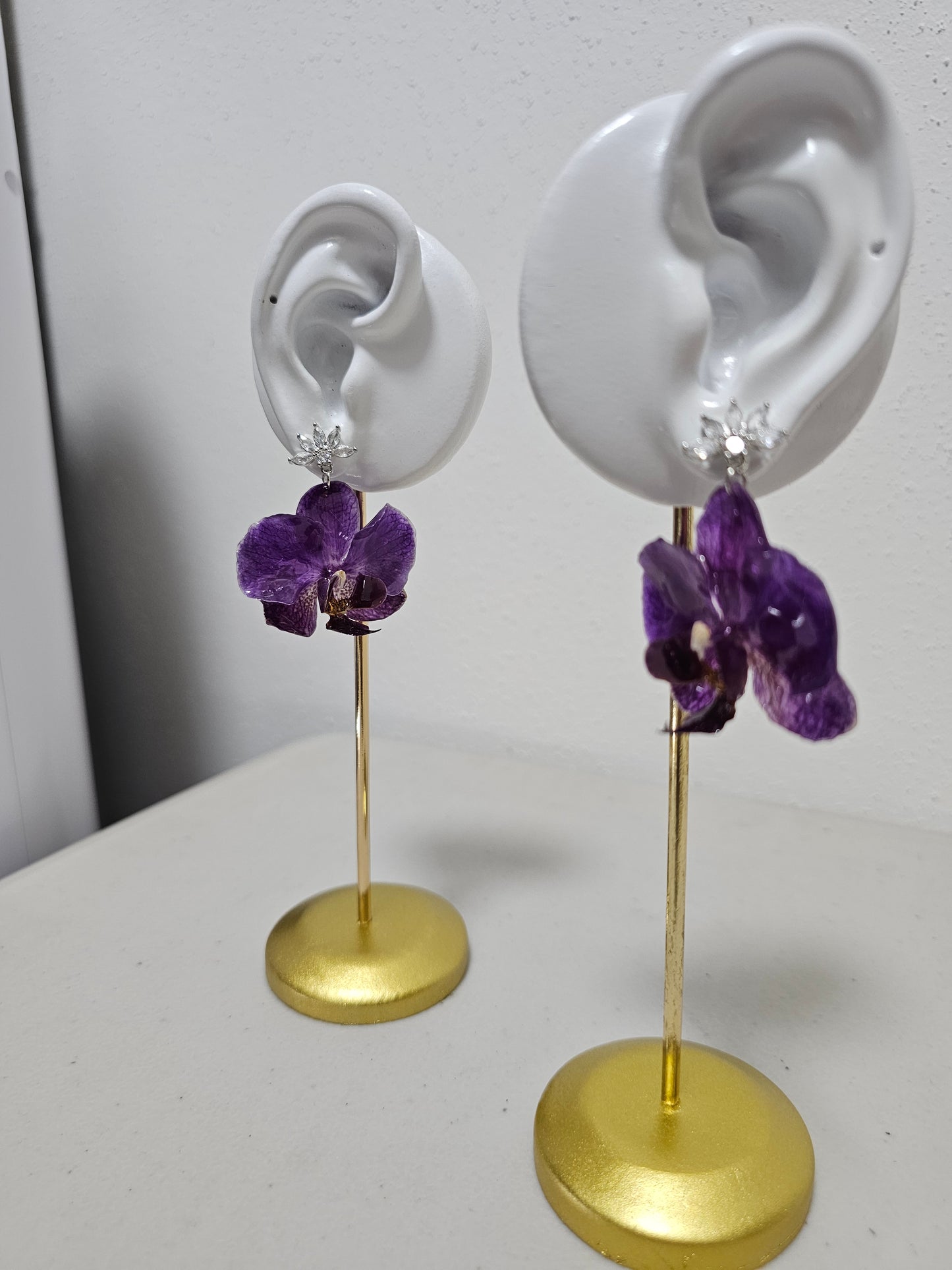 Aretes Orquídea Morada y Zirconia